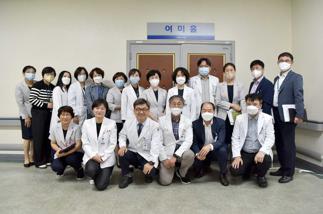 화순전남대병원 정용연 병원장(아랫줄 왼쪽에서 세 번째)을 비롯한 임원진 등이 대강당에서 명칭을 변경한 ‘여미홀’ 앞에서 기념 촬영을 하고 있다.