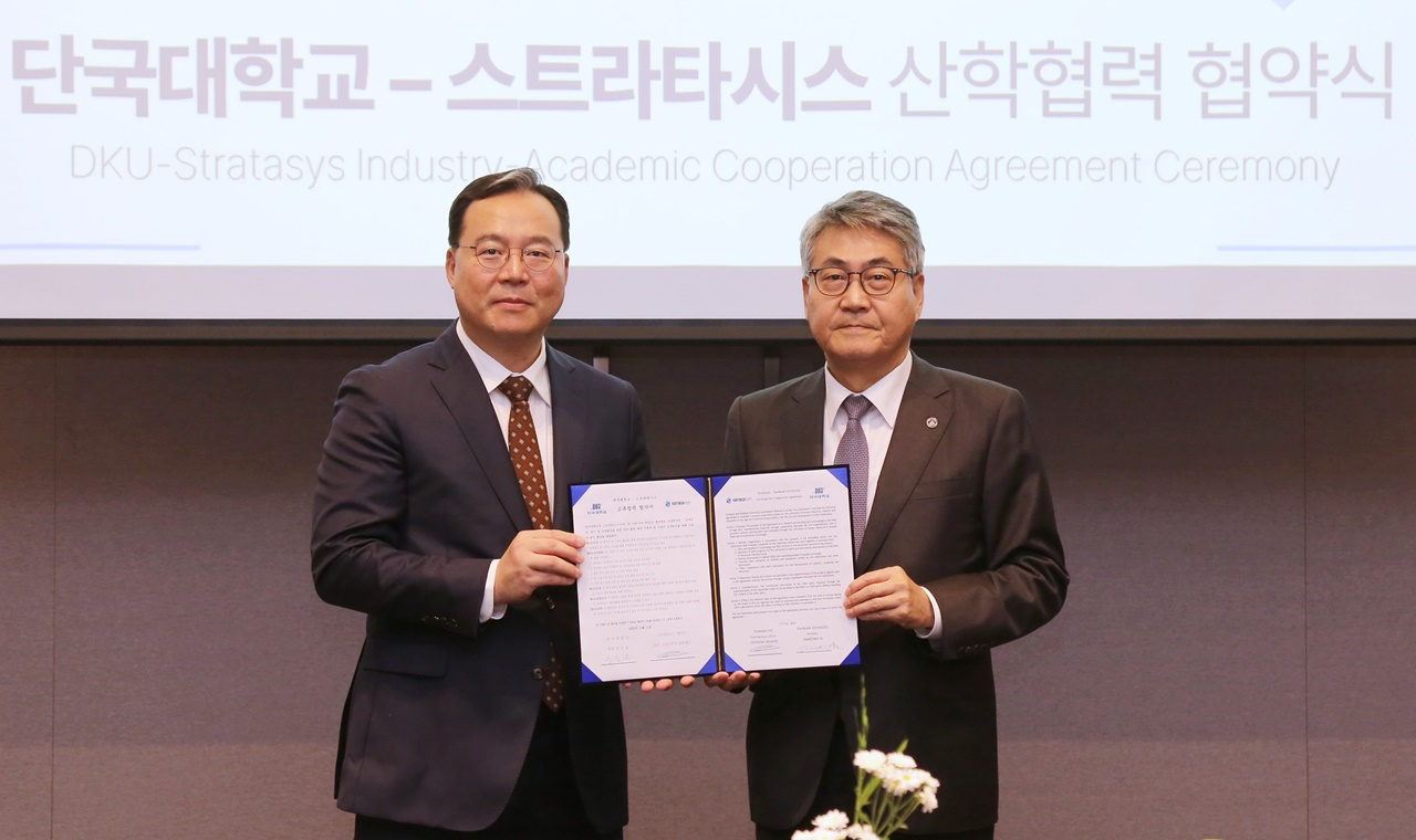 안순철 단국대 총장(오른쪽)과 문종윤 스트라타시스 한국지사장이 산학협력을 체결하고 기념촬영을 하고 있다