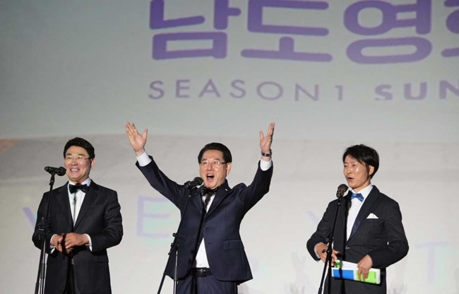 김영록 전남지사가 11일 저녁 남도영화제 개막을 선언하고 있다. 사진 왼쪽부터 노관규 순천시장, 김영록 지사, 배우 최수종.