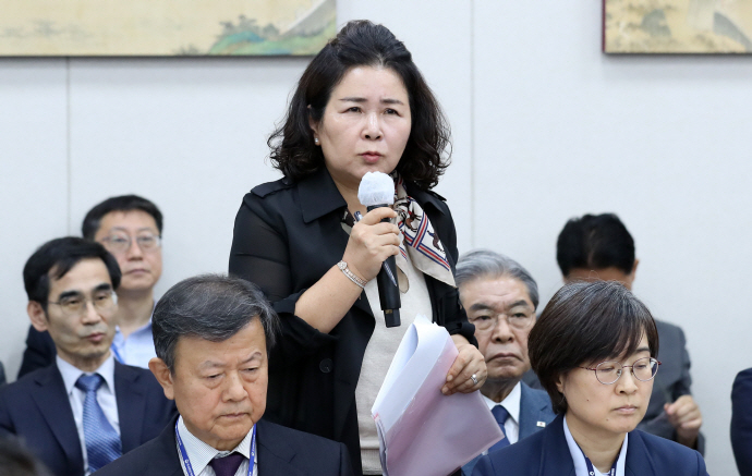 서재숙 능주초등학교 교장이 11일 오후 서울 여의도 국회에서 열린 교육부 등 국정감사에 참석해 정율성 벽화 관련 질의에 답하고 있다.[뉴시스]