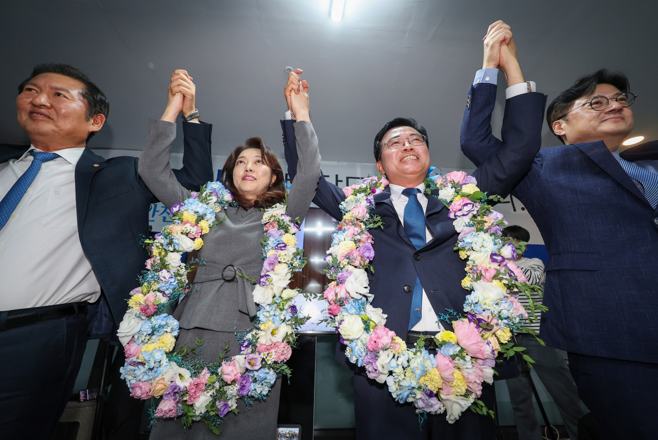 진교훈 더불어민주당 강서구청장 보궐선거 후보가 11일 오후 강서구 마곡동 캠프사무실에서 당선이 확실시 되자 꽃목걸이를 걸고 기뻐하고 있다. [연합]