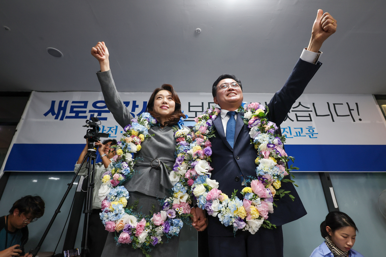 진교훈 더불어민주당 강서구청장 보궐선거 후보가 11일 오후 강서구 마곡동 캠프사무실에서 당선이 확실시 되자 꽃목걸이를 걸고 기뻐하고 있다. [연합]
