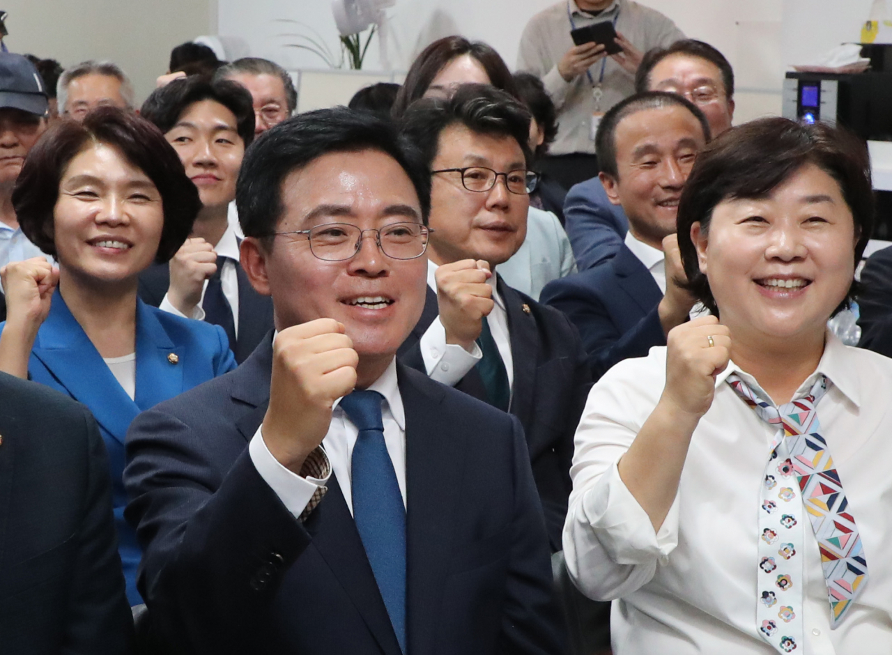 강서구청장 보궐선거일인 11일 오후 서울 강서구 마곡동 더불어민주당 진교훈 후보 캠프사무실에서 진 후보와 당직자들이 TV 개표 방송을 기다리고 있다. [연합]
