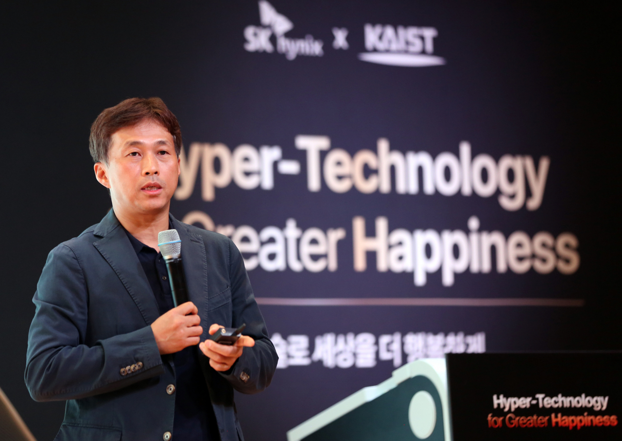 곽노정 SK하이닉스 사장이 11일 대전 유성구 한국과학기술원(KAIST)에서 ‘초기술로 세상을 더 행복하게’라는 주제로 특별강연을 진행하고 있다. [SK하이닉스 제공]