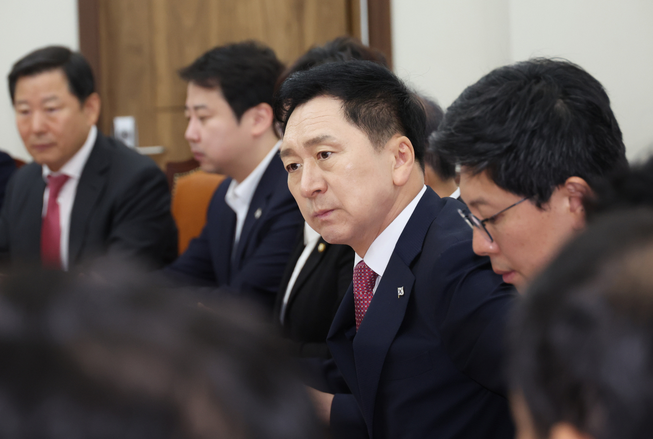 김기현 국민의힘 대표가 12일 국회에서 열리는 최고위원회의에 어두운 표정을 짓고 있다. 국민의힘 김태우 강서구청장 보궐선거 후보는 지난 11일 치러진 선거에서 더불어민주당 진교훈 후보에 패했다. [연합]