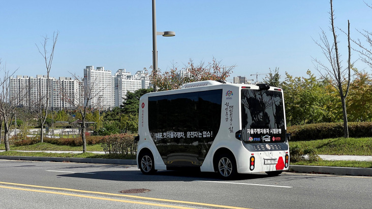 충남 홍성 내포신도시 홍예공원에서 서비스를 시작한 롯데정보통신의 자율주행 셔틀 [롯데정보통신 제공]