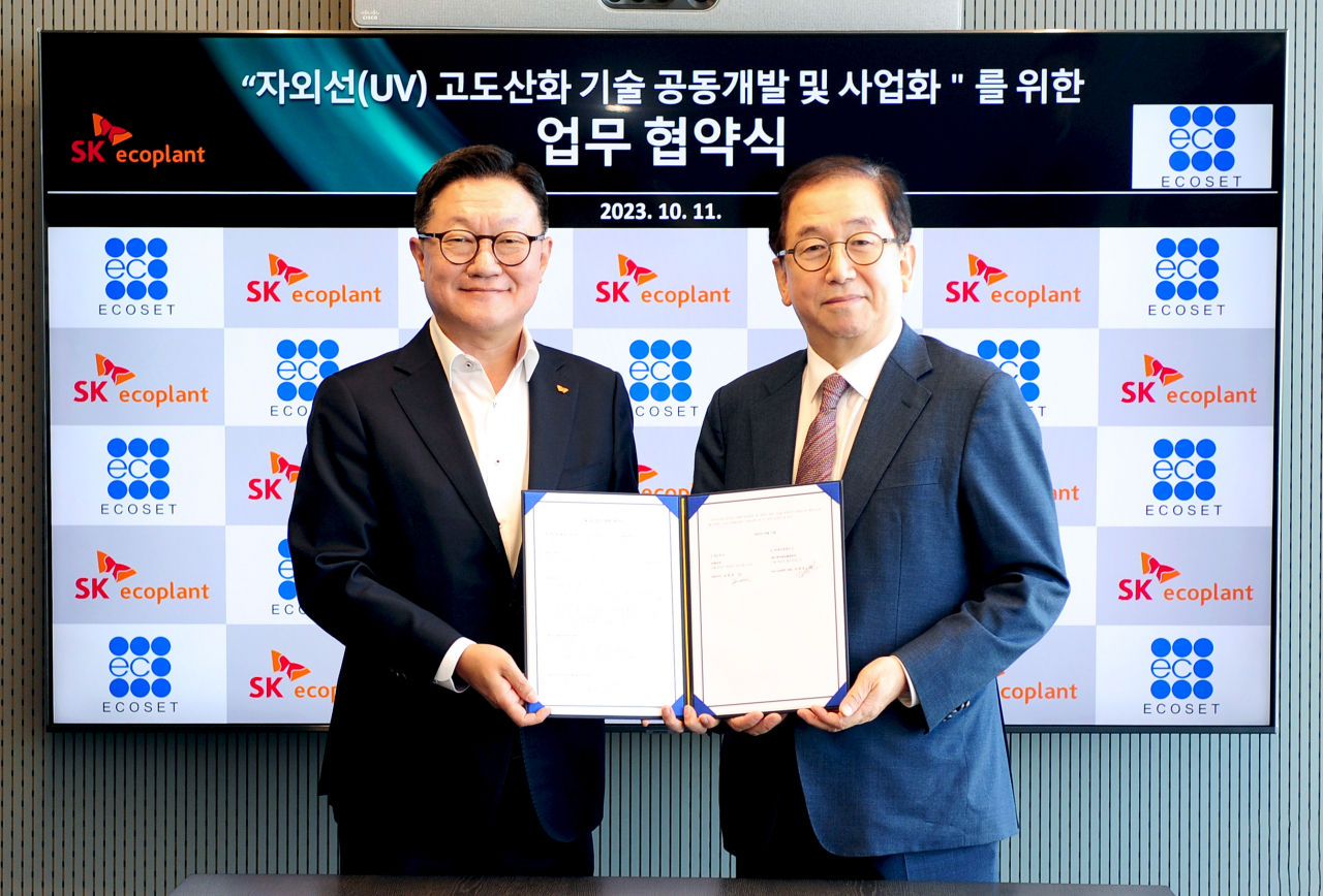 SK에코플랜트가 환경 기자재 전문기업인 에코셋과 ‘UV(자외선) 고도산화 기술 공동개발 및 사업화’를 위한 업무협약을 체결했다. SK에코플랜트는 이번 협약을 통해 2028년 4.4조원 시장 규모가 예상되는 UV 고도산화 기술을 확보하고 본격적으로 시장에 진출할 계획이다. 사진은 김병권 SK에코플랜트 에코랩센터 대표(왼쪽)과 김형태 에코셋 대표가 협약 체결 후 기념촬영을 하는 모습. [SK에코플랜트 제공]