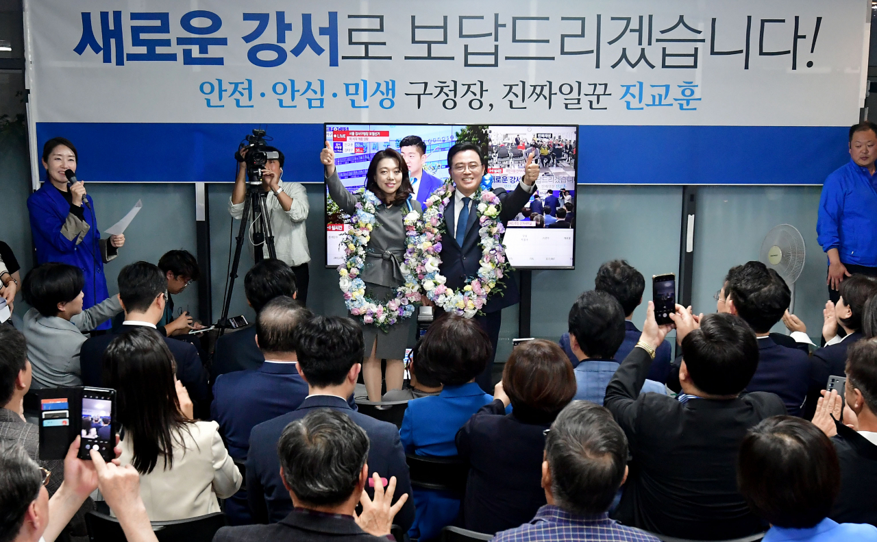 더불어민주당 진교훈 강서구청장 보궐선거 후보가 11일 오후 강서구 마곡동 캠프사무실에서 당선이 확실시되자 배우자 박은지씨와 함께 엄지를 치켜들고 있다. [연합]