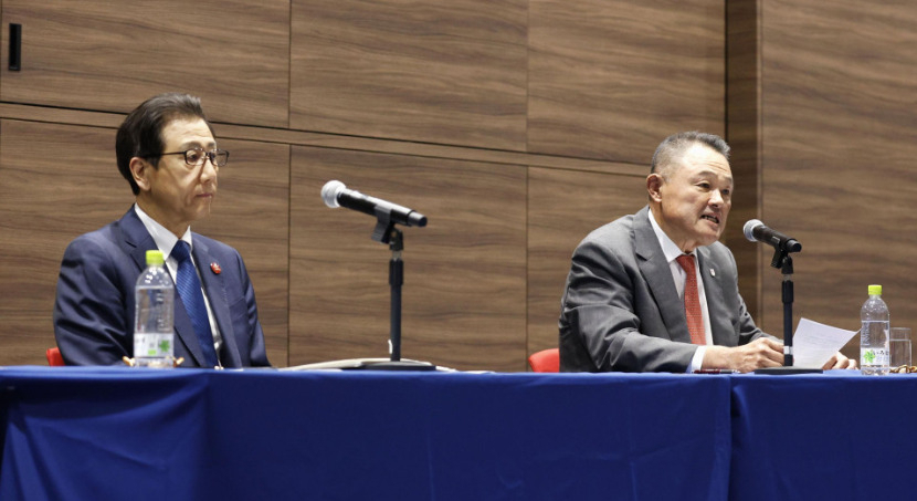 11일 일본 도쿄에서 열린 기자회견에서 야마시타 야스히로(오른쪽) 일본올림픽위원회 회장이 삿포로시의 2030 동계올림픽 유치를 포기한다고 밝히고 있다. 왼쪽은 아키모토 카츠히로 시장. [교도통신]