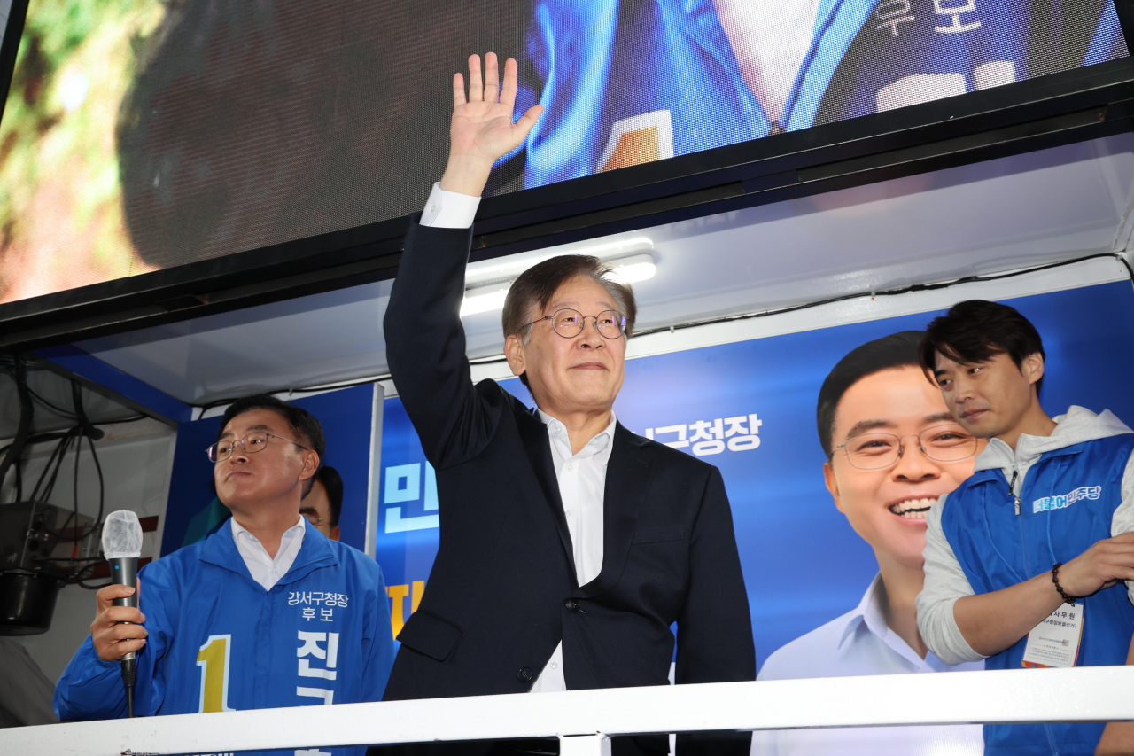 이재명 더불어민주당 대표가 9일 서울 강서구 발산역 인근에서 강서구청장 보궐선거 진교훈 후보 지원 유세를 하고 있다. [연합]
