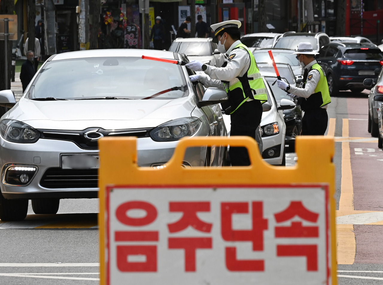 경찰이 운전자들을 대상으로 음주 단속을 하는 모습. [뉴시스]