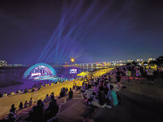 한강에서 열린 콘서트 무대를 즐기고 있는 시민들 [헤럴드DB]