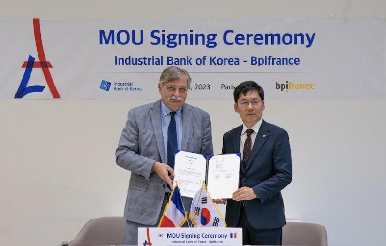 11일 프랑스 파리 공공투자은행 본부에서 열린 업무협약식에 참석한 김형일(오른쪽) IBK기업은행 전무이사와 파스칼 라가르드(왼쪽) 공공투자은행 전무이사가 기념촬영을 하고 있다.[IBK기업은행 제공]