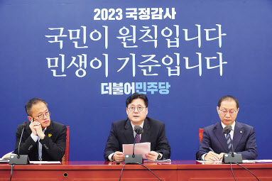 홍익표 더불어민주당 원내대표가 12일 국회에서 열린 국정감사 대책회의에서 발언하고 있다. [연합]