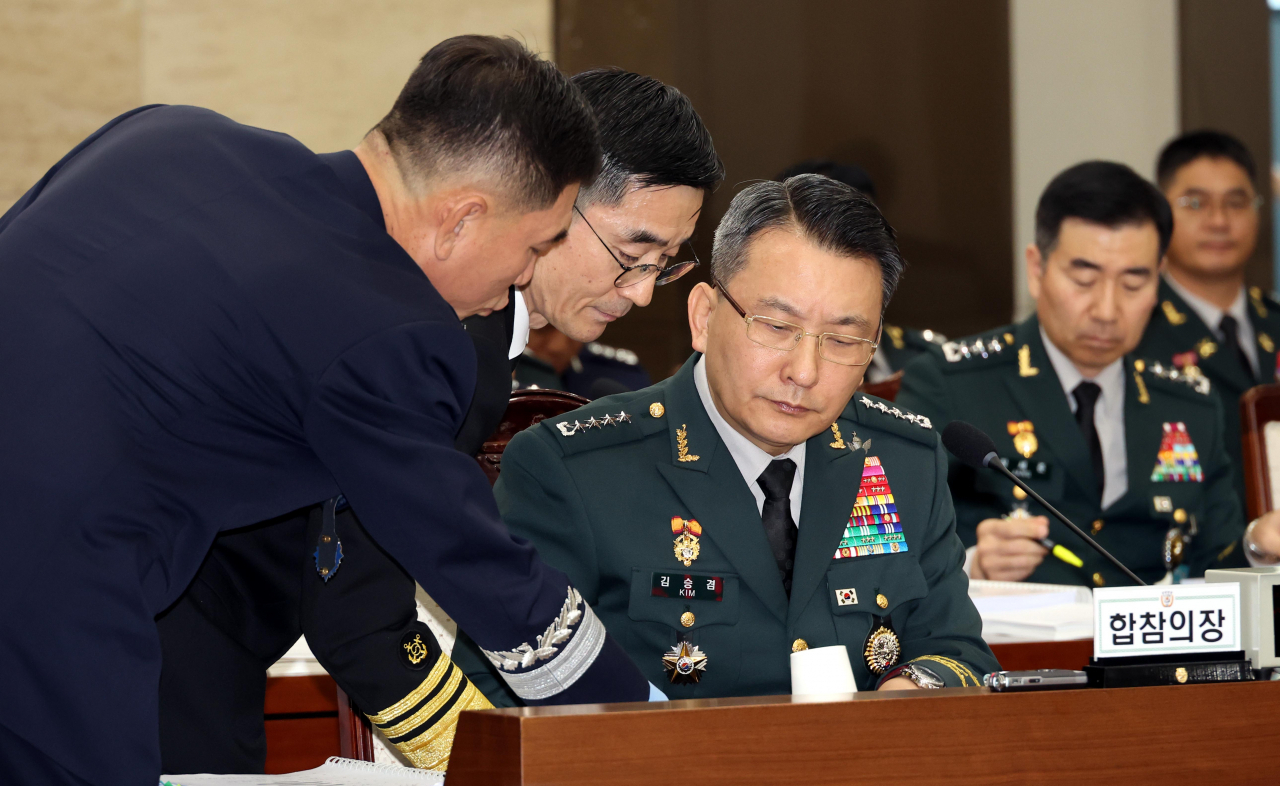 김승겸 합동참모본부 의장이 12일 서울 용산구 합동참모본부 청사에서 열린 국회 국방위원회 합참 등에 대한 국정감사에서 자료를 살피고 있다. [연합]