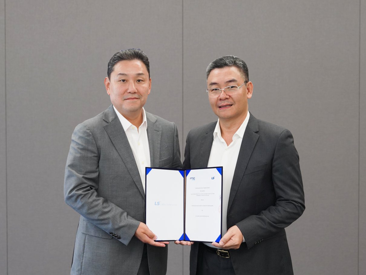 서울 용산구 LS용산타워에서 이상호(왼쪽) LS전선아시아 대표와 르 만 쿠옹 PTSC 사장이 기념촬영을 하고 있다. [LS전선아시아 제공]