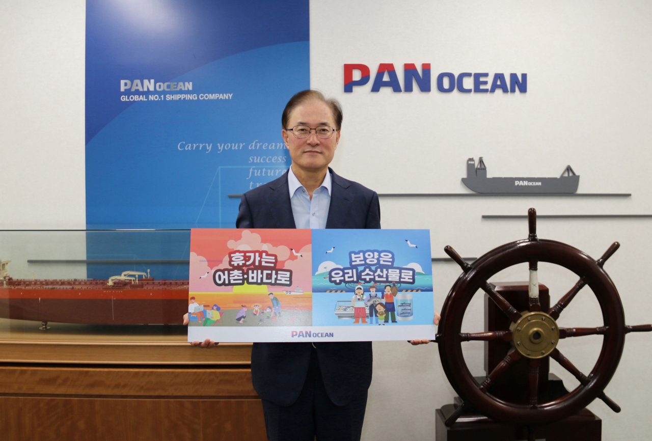 안중호 팬오션 대표이사가 ‘수산물 소비 및 어촌휴가 장려’ 챌린지 캠페인에 참여했다. [팬오션 제공]