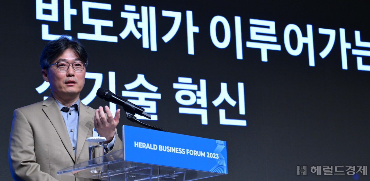 정기봉 삼성전자 파운드리 사업부 부사장이 12일 서울 중구 신라호텔 다이너스티홀에서 열린 ‘헤럴드 기업포럼 2023’에서 ‘상상을 현실로 만드는 파운드리의 힘’을 주제로 강연하고 있다. 이상섭 기자.