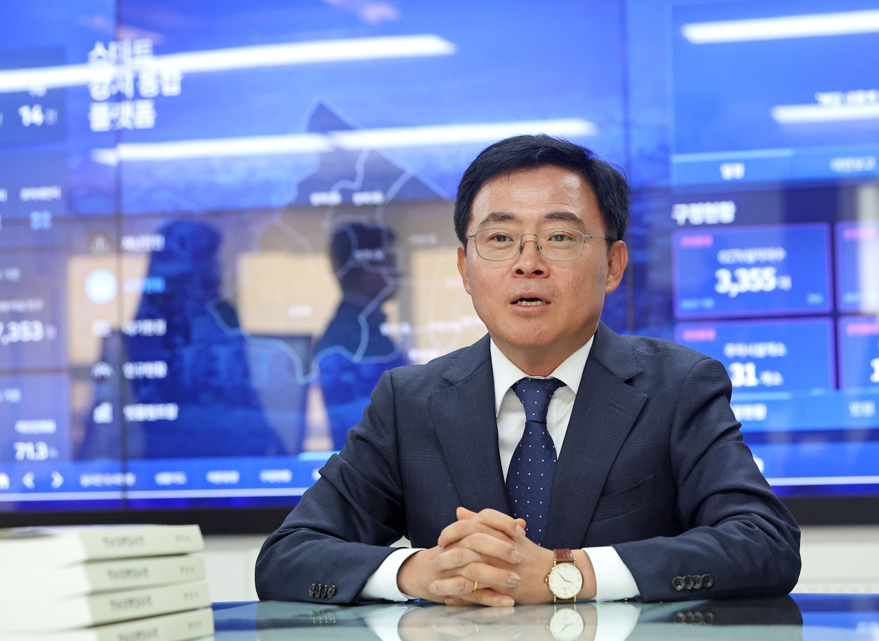 보궐선거에서 당선된 진교훈 신임 강서구청장이 12일 오전 서울 강서구청 구청장실에서 사무인계인수서에 서명한 뒤 발언하고 있다. [연합]