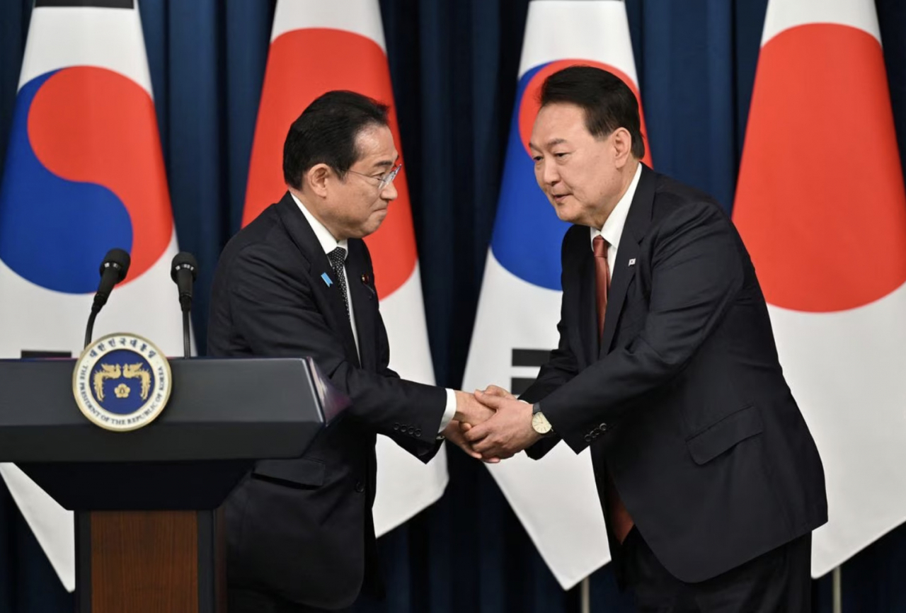 지난 5월 7일 윤석열 대통령이 방한한 기시다 후미오 일본 총리와 공동 기자회견 후 악수를 나누고 있다. [로이터]