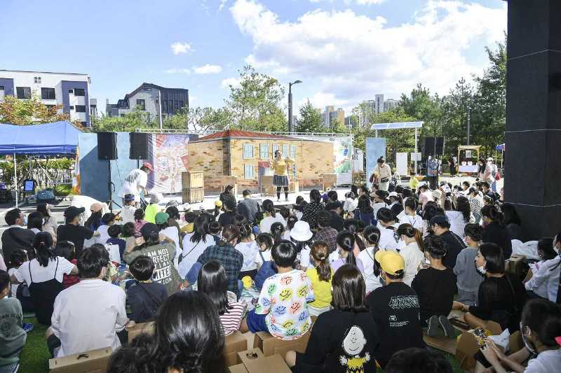 제3회 김포시 도서관 책 축제 ‘북적북적’ 행사에서 시민들이 책 축제를 즐기고 있다.