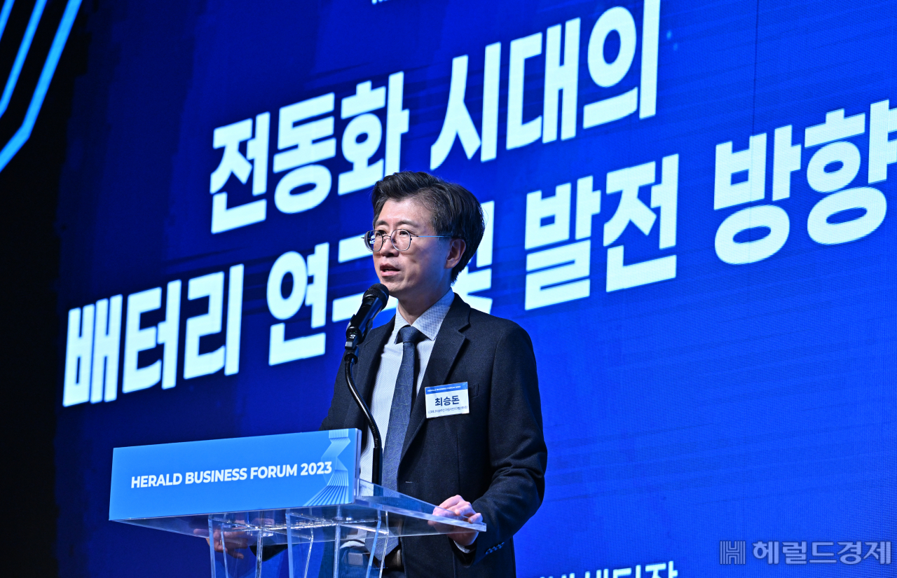 최승돈 LG에너지솔루션 자동차전지개발센터장이 12일 서울 중구 신라호텔 다이너스티홀에서 열린 ‘헤럴드 기업포럼 2023’에서 ‘전동화 시대의 배터리 연구 및 발전 방향’을 주제로 강연하고 있다. 임세준 기자