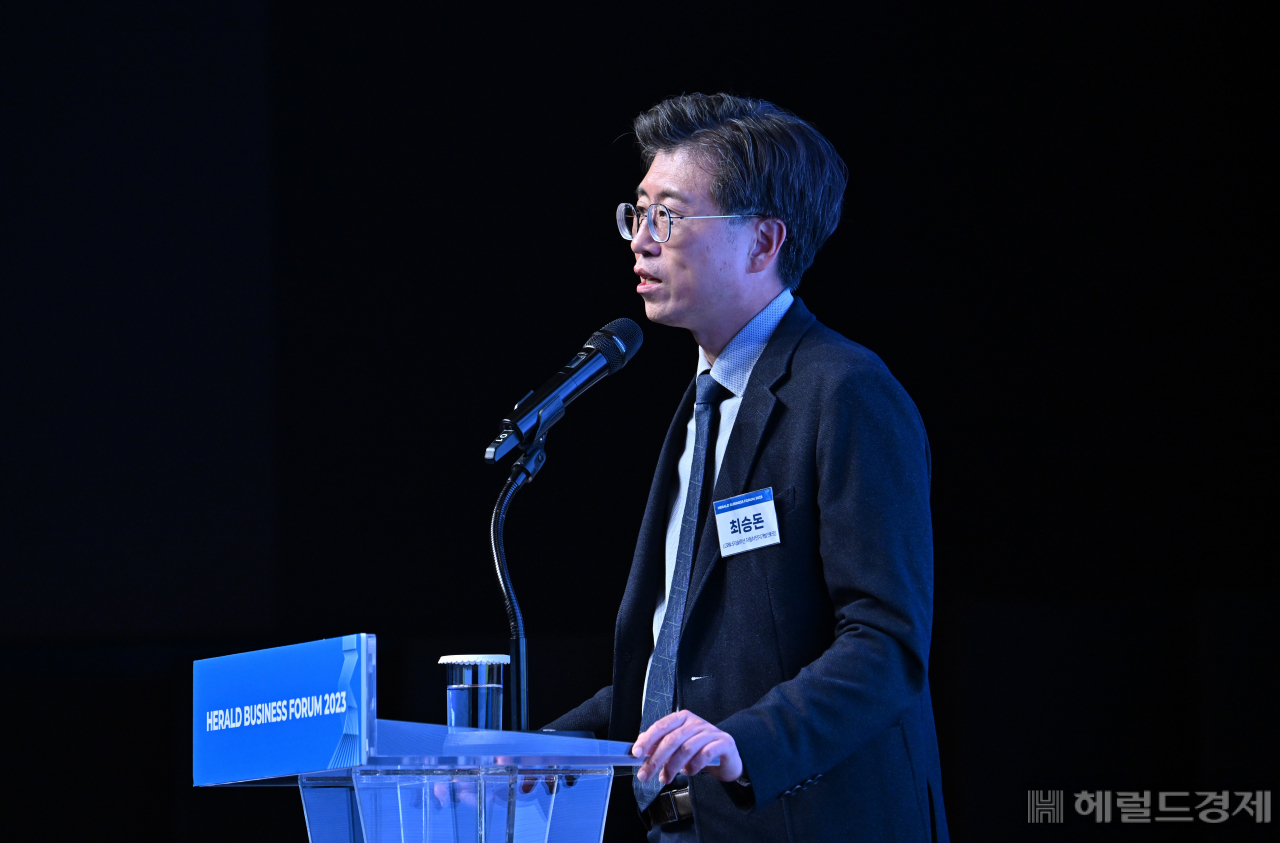 최승돈 LG에너지솔루션 자동차전지개발센터장이 12일 서울 중구 신라호텔 다이너스티홀에서 열린 ‘헤럴드 기업포럼 2023’에서 ‘전동화 시대의 배터리 연구 및 발전 방향’을 주제로 강연하고 있다. 임세준 기자