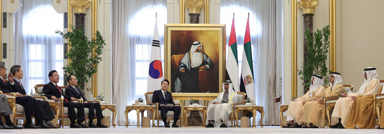 아랍에미리트(UAE)를 국빈 방문 중인 윤석열 대통령이 15일(현지시간) 아부다비 대통령궁에서 무함마드 빈 자예드 알 나흐얀 UAE 대통령과 한-UAE 확대회담을 하고 있다. [연합]