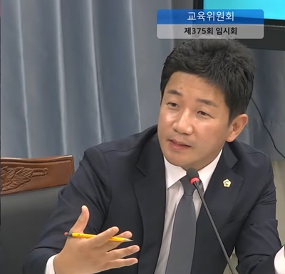 김진남 전라남도의원이 지난 11일 제375회 임시회 제1차 교육위원회 회의에서 질의하고 있다.