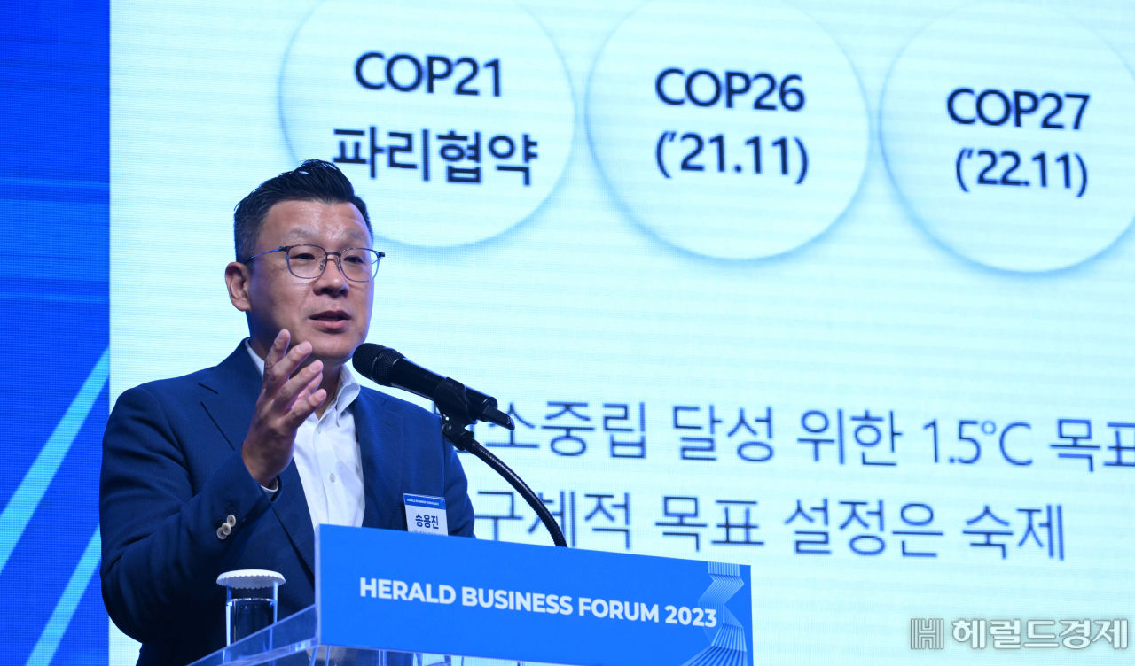 송용진 두산에너빌리티 전략·혁신부문장이 12일 서울 중구 신라호텔 다이너스티홀에서 열린 ‘헤럴드 기업포럼 2023’에서 ‘기업 간 협업을 통한 SMR경쟁력 강화’의 주제로 강연을 하고 있다. 이상섭 기자