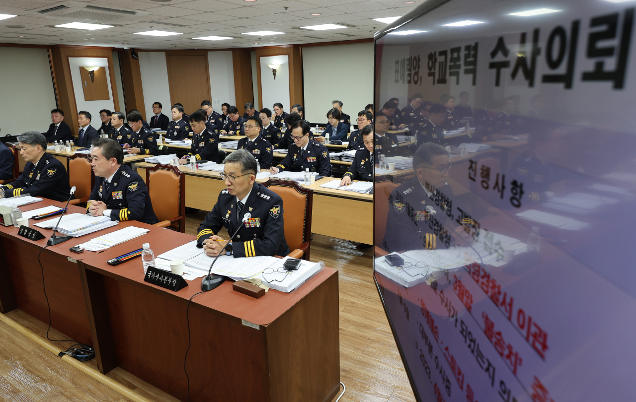 12일 오후 서울 경찰청에서 열린 경찰청·도로교통공단에 대한 국회 행정안전위원회 국정감사에서 윤희근 경찰청장이 학교폭력 관련 의원 질의를 듣고 있다. [연합]