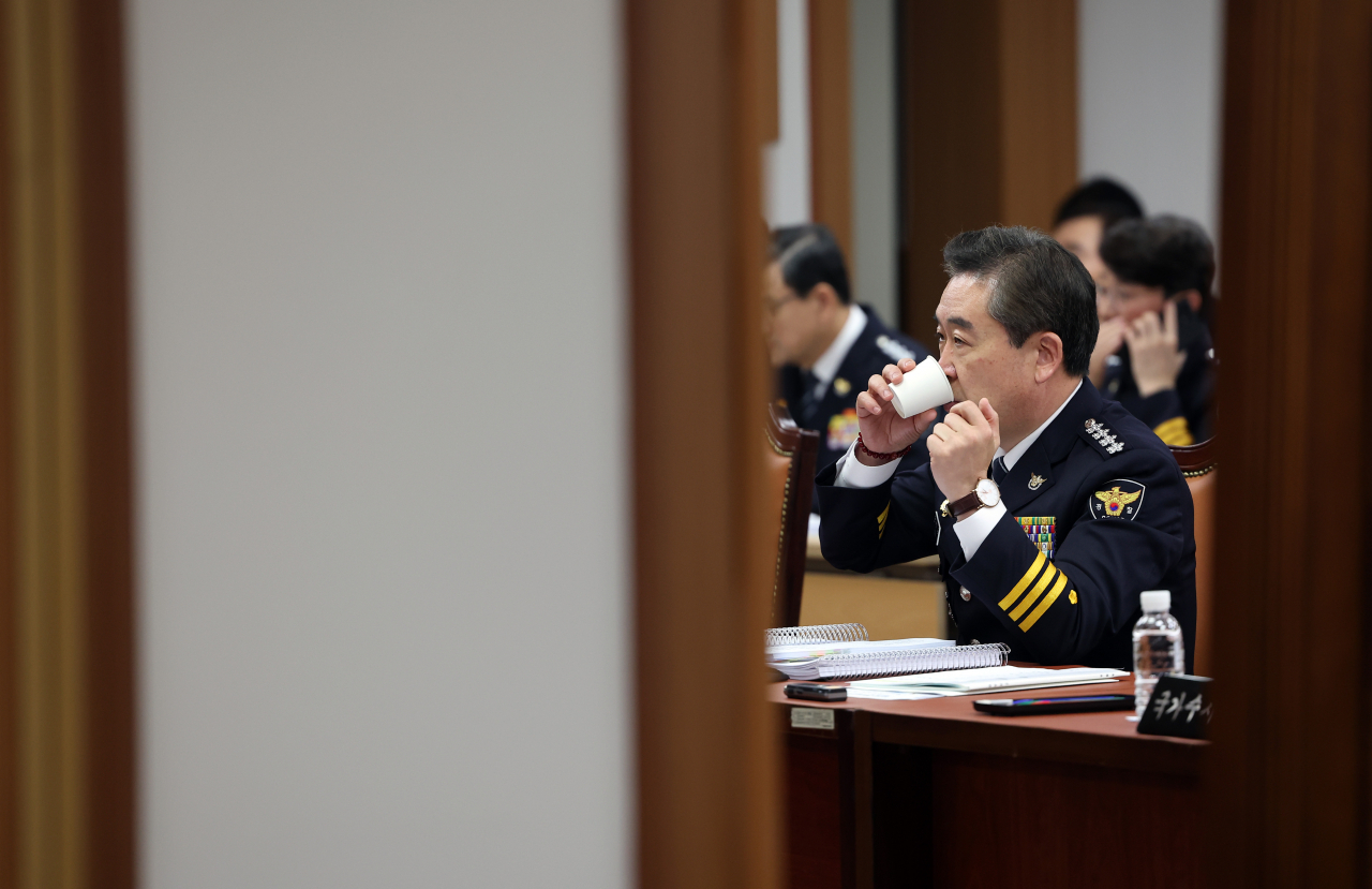 12일 오후 서울 경찰청에서 열린 경찰청·도로교통공단에 대한 국회 행정안전위원회 국정감사에 앞서 윤희근 경찰청장이 물을 마시고 있다. 연합뉴스
