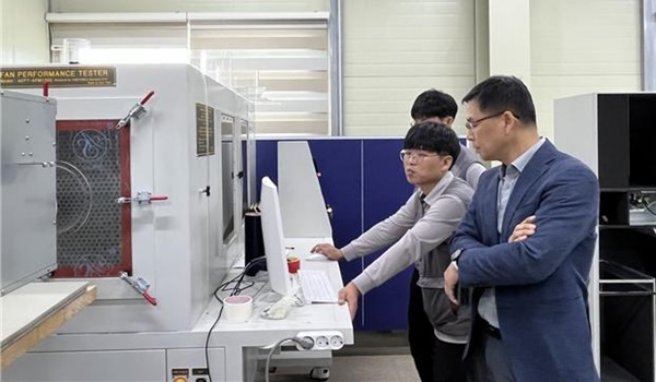 폴리텍대학 순천캠퍼스 산업설비과 최광일 교수가 기업체에서 현장 애로 기술지도를 하고 있다.