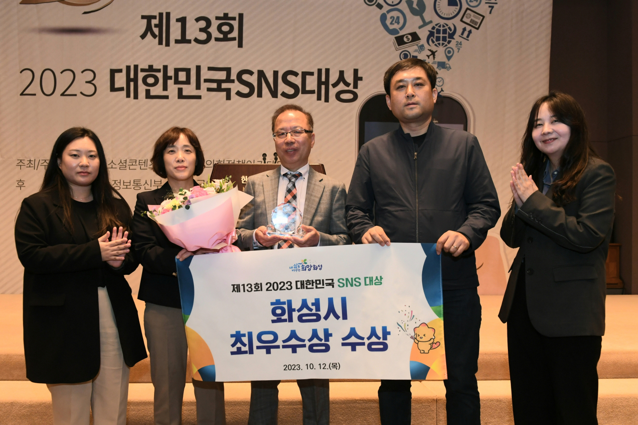 이용범 화성시 공보관(가운데) 등 직원들이 기념촬영을 하고있다.[화성시 제공]