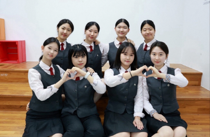지역인재 국가직 9급 공무원 필기시험에 합격한 광주여상 3학년 강수빈·김서진·박어진·송혜지·최예림(이상 일반행정)·권은혜·이가연(이상 관세)·윤소영(회계) 학생.[광주여상 제공]