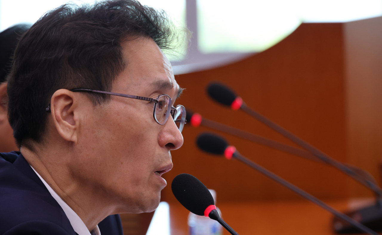 함진규 한국도로공사 사장이 12일 국회 국토교통위원회 국정감사에서 답변을 하고 있다. [연합]
