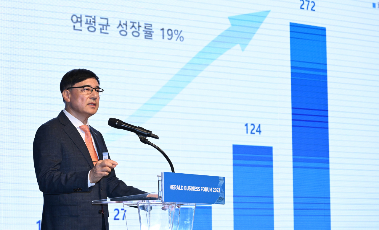 박석회 에코프로씨엔지 대표가 12일 서울 중구 신라호텔 다이너스티홀에서 열린 ‘헤럴드 기업포럼 2023’에서 ‘배터리 리사이클링 산업의 미래 생태계’의 주제로 강연을 하고 있다. 이상섭 기자