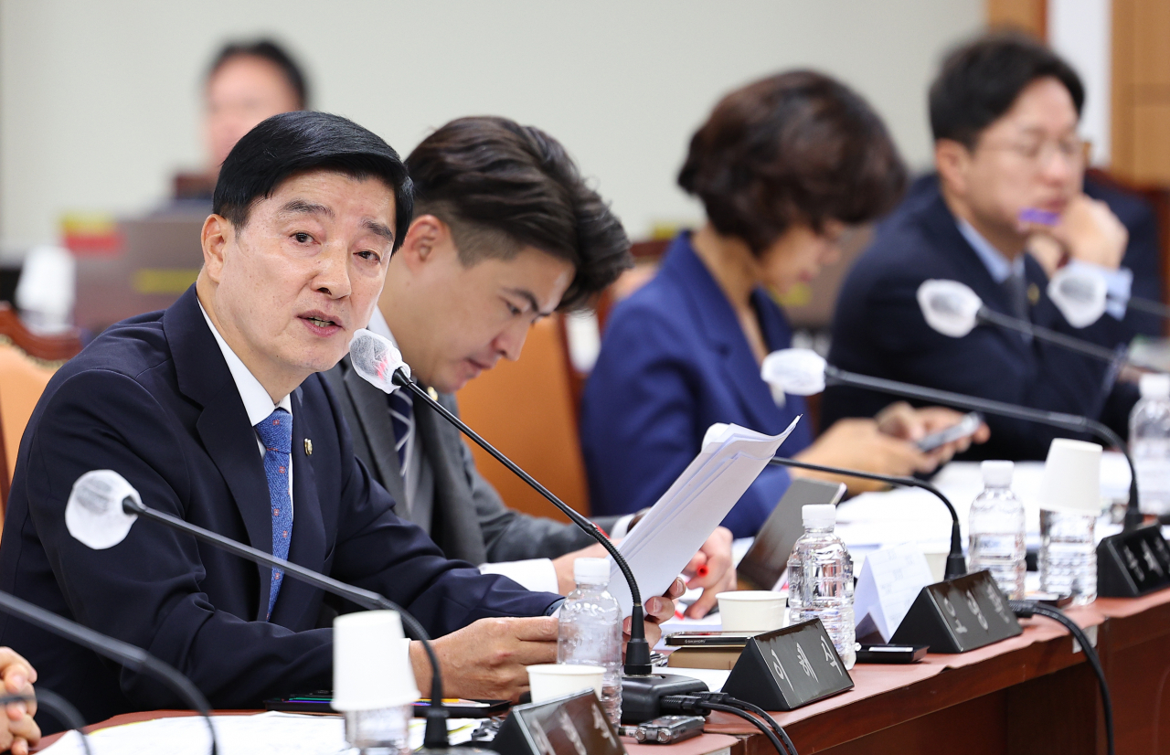 12일 오전 서울 경찰청에서 열린 경찰청·도로교통공단에 대한 국회 행정안전위원회 국정감사에서 더불어민주당 이해식 의원이 질의하고 있다. [연합]