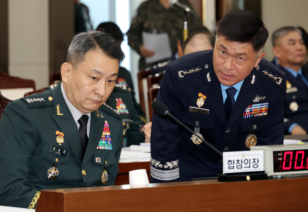 김승겸 합동참모본부 의장이 12일 서울 용산구 합동참모본부 청사에서 열린 국회 국방위원회 합동참모본부 등에 대한 국정감사에서 배석자와 이야기를 나누고 있다. [연합]