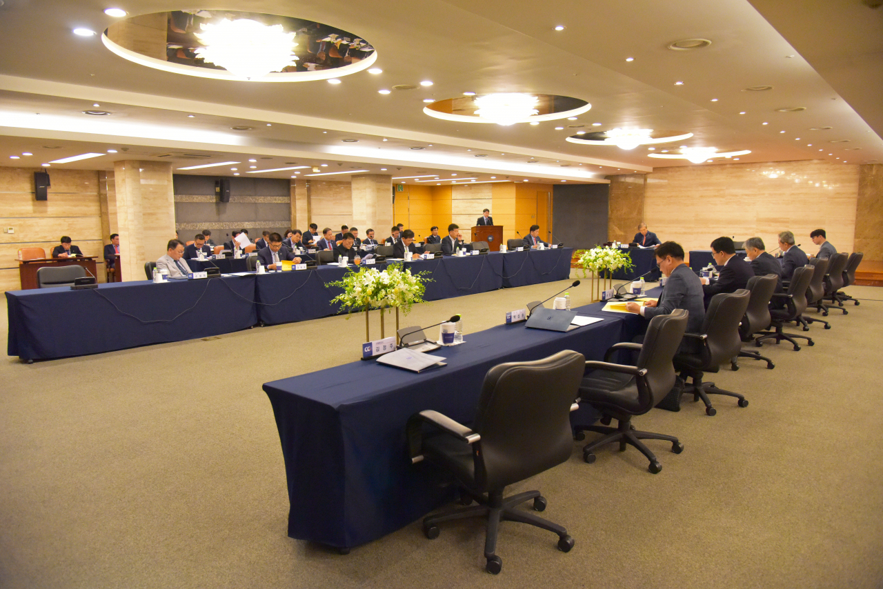 11일 서울시 강남구 논현동 건설회관에서 열린 제310차 운영위원회에 참석자들이 회의를 진행하고 있다. [건설공제조합]