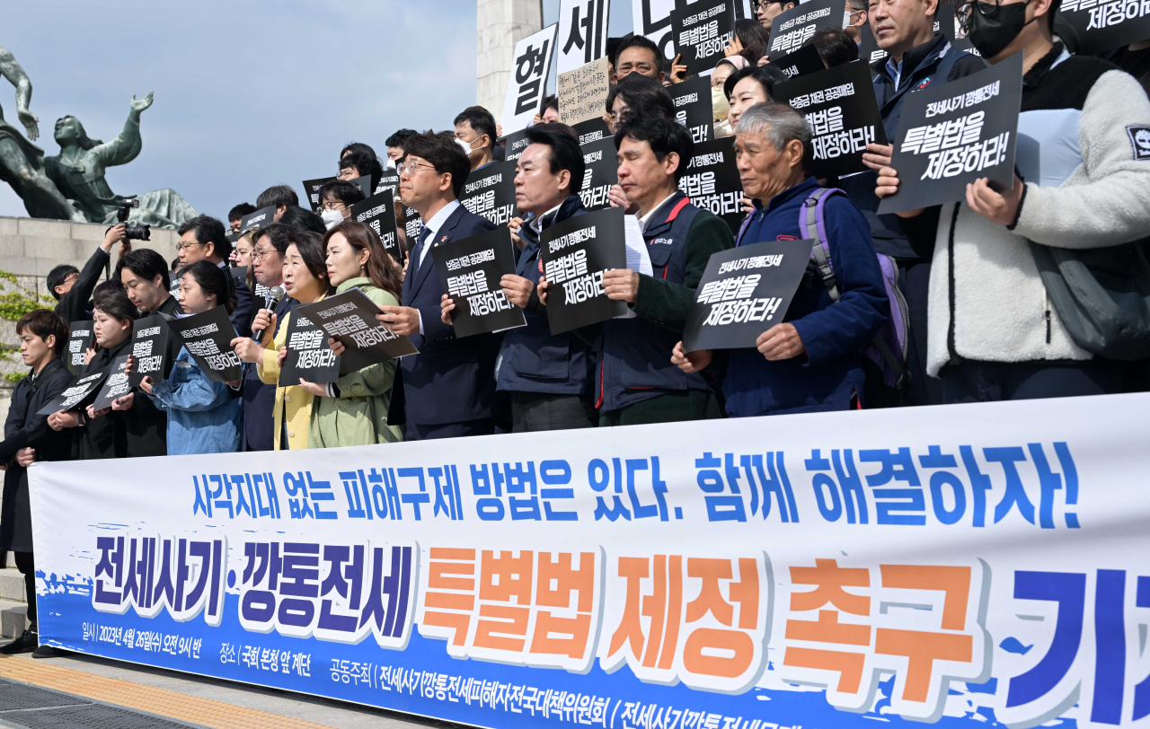 전세사기·깡통전세 피해자 전국대책위와 시민사회대책위가 국회 앞에서 특별법 제정 촉구 기자회견을 하고 있다. 이상섭 기자