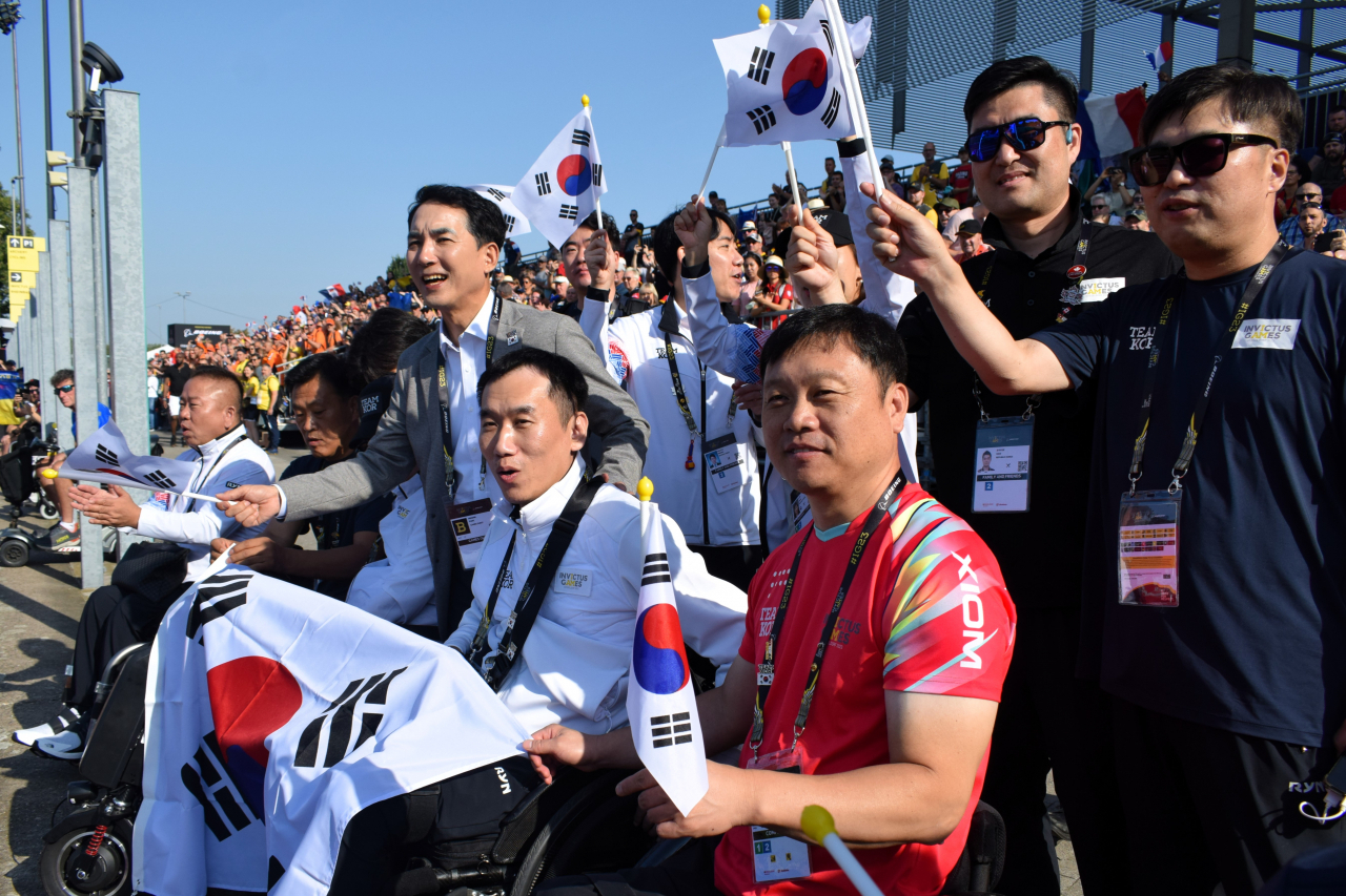 박민식 국가보훈부 장관이 지난 9월 독일 뒤셸도르프에서 열린 인빅터스게임에서 한국 선수단과 함께 대회에 출전한 선수를 응원하고 있다.[헤럴드DB]