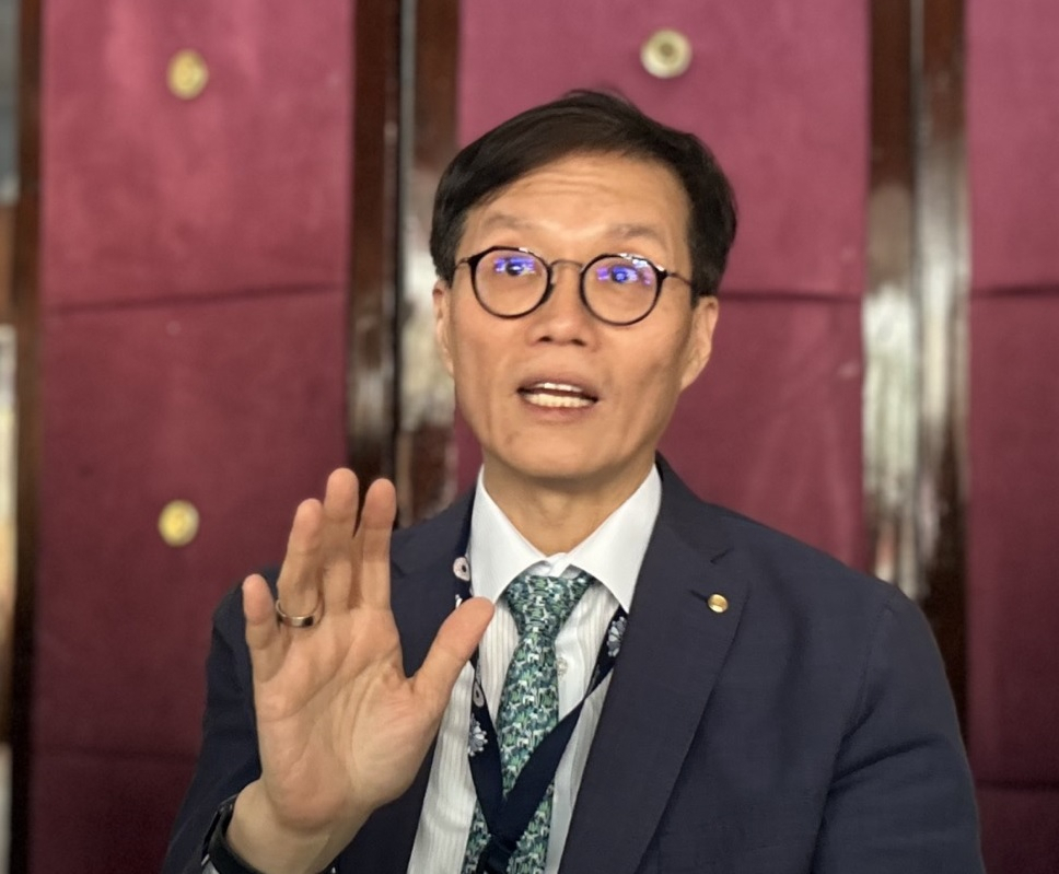 이창용 한국은행 총재가 12일(현지시간) 모로코 마라케시에서 열린 G20 중앙은행총재회의에 참석한 뒤 기자들과의 간담회에서 질문에 답하고 있다. [사진=마라케시공동취재단]