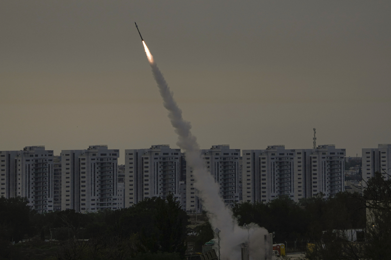 지난 5월 가자 지구에서 이스라엘을 향해 발사된 미사일을 막기 위해 이스라엘의 아이언 돔 시스템이 가동되는 모습[AP}
