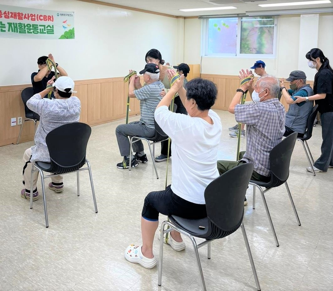 영등포구 뇌 병변·지체 장애인 대상 함께하는 재활운동교실에서 수업이 진행되고 있는 모습. [영등포구 제공]