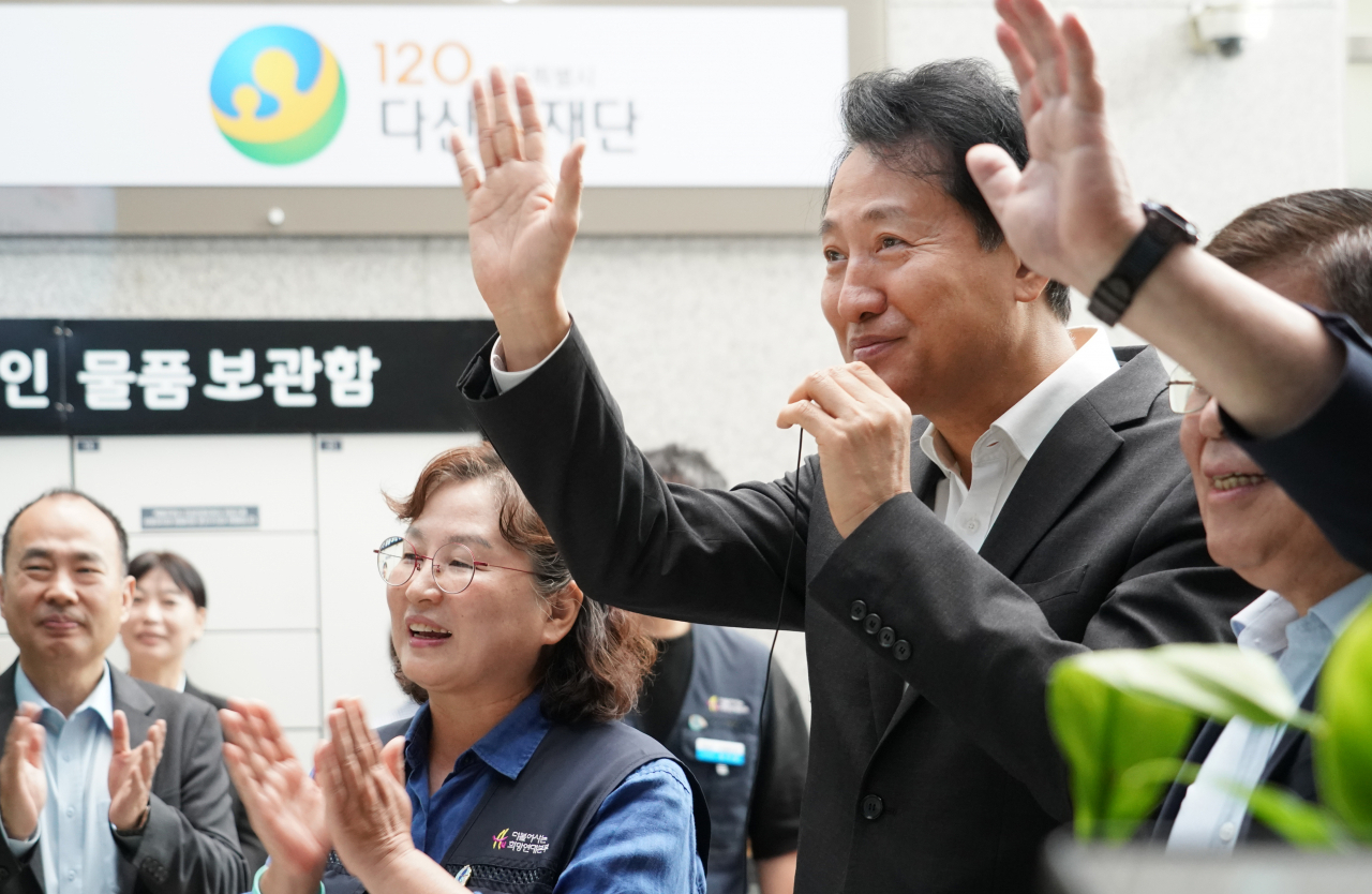 오세훈 서울시장이 추석 명절을 하루 앞둔 28일 서울 동대문구 120다산콜재단을 방문, 재택근무중인 상담원들과의 화상 통화에서 손을 들어 인사하고 있다. [연합]