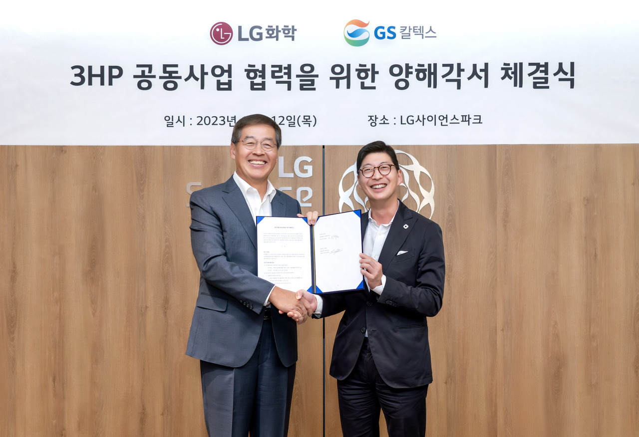 신학철(왼쪽) LG화학 부회장과 허세홍 GS칼텍스 사장이 지난 12일 3HP 공동사업 협력을 위한 업무협약(MOU)를 체결하고 기념촬영을 하고 있다. [LG화학 제공]
