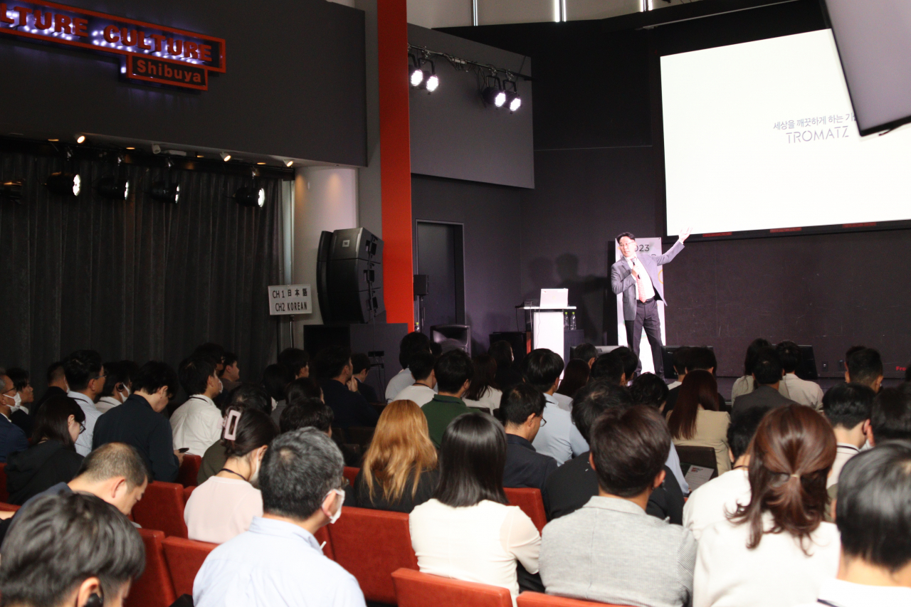 12일 오후 일본 도쿄 도쿄컬처컬처에서 열린 퍼스트(First) CVC 행사에서 국내 스타트업인 프록시헬스케어 관계자가 일본 벤처캐피탈을 대상으로 발표하고 있다. [롯데벤처스 제공]