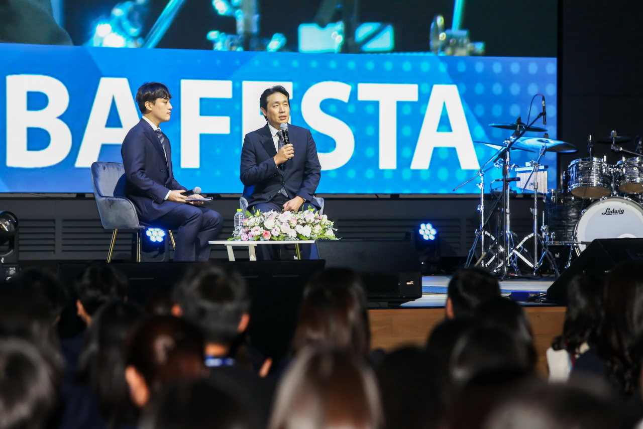 박용 삼성바이오로직스 인사지원센터장(오른쪽)이 최근 인천 송도국제도시 소재의 본사에서 열린 ‘삼바 페스타(SAMBA FESTA)’에서 직원들과 얘기를 나누고 있다. [삼성바이오로직스 제공]
