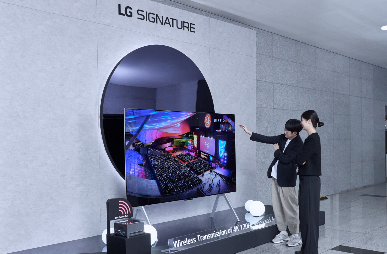 12일 시상식이 열린 부산 ‘KNN 시어터’에서 방문객들이 세계 최초 무선 올레드 TV인 ‘LG 시그니처 올레드 M’을 살펴보고 있다. [LG전자 제공]